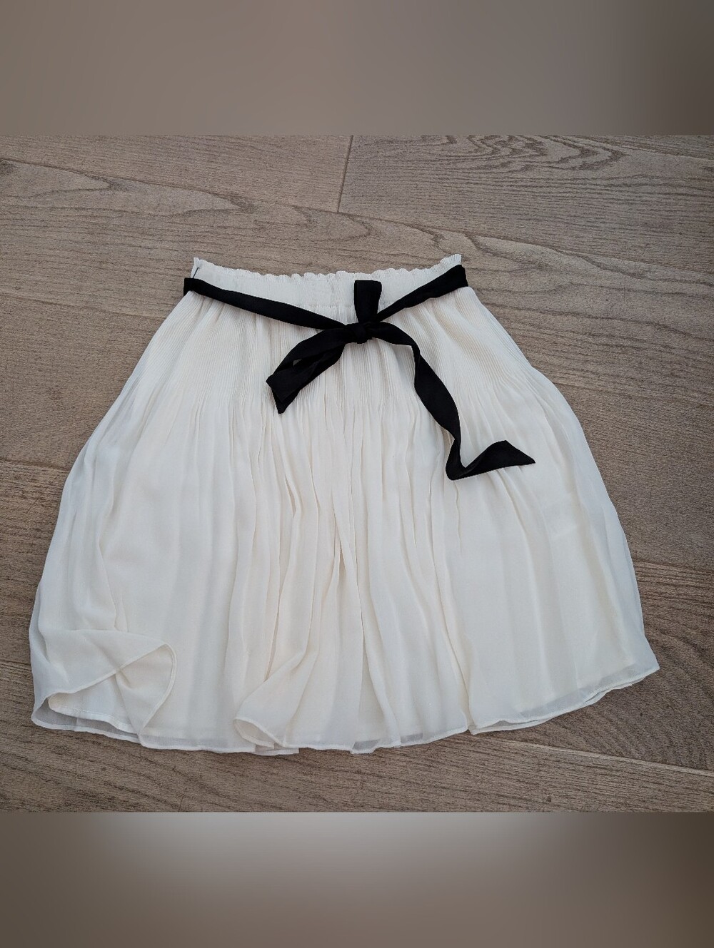 H&M Pleated Skirt with removable bow. Size Small. New With Tags.